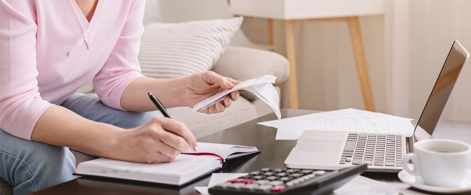 Kvinna räknar på betalningsanmärkningar