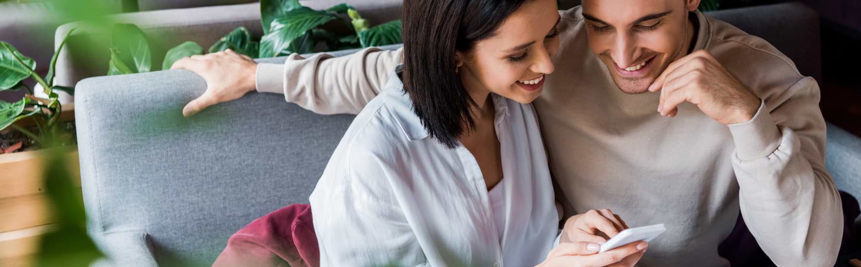 Kvinna och man läser på om räntefria smslån